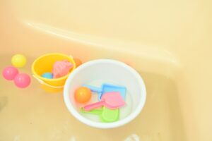 風呂用のおもちゃに生えたカビを除去する方法を、専門家が徹底解説