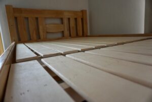 すのこベッドに生えたカビを落とし再発を予防する方法を専門家が解説